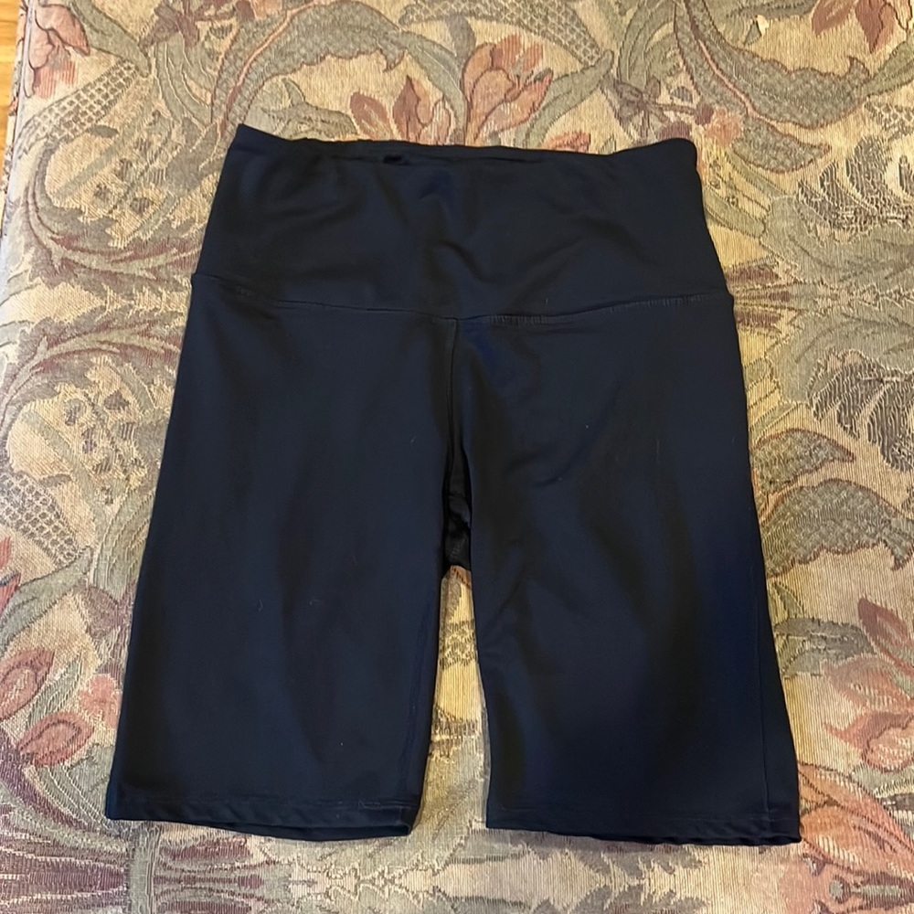 Gaiam Black Yoga Biker Shorts size small BG8